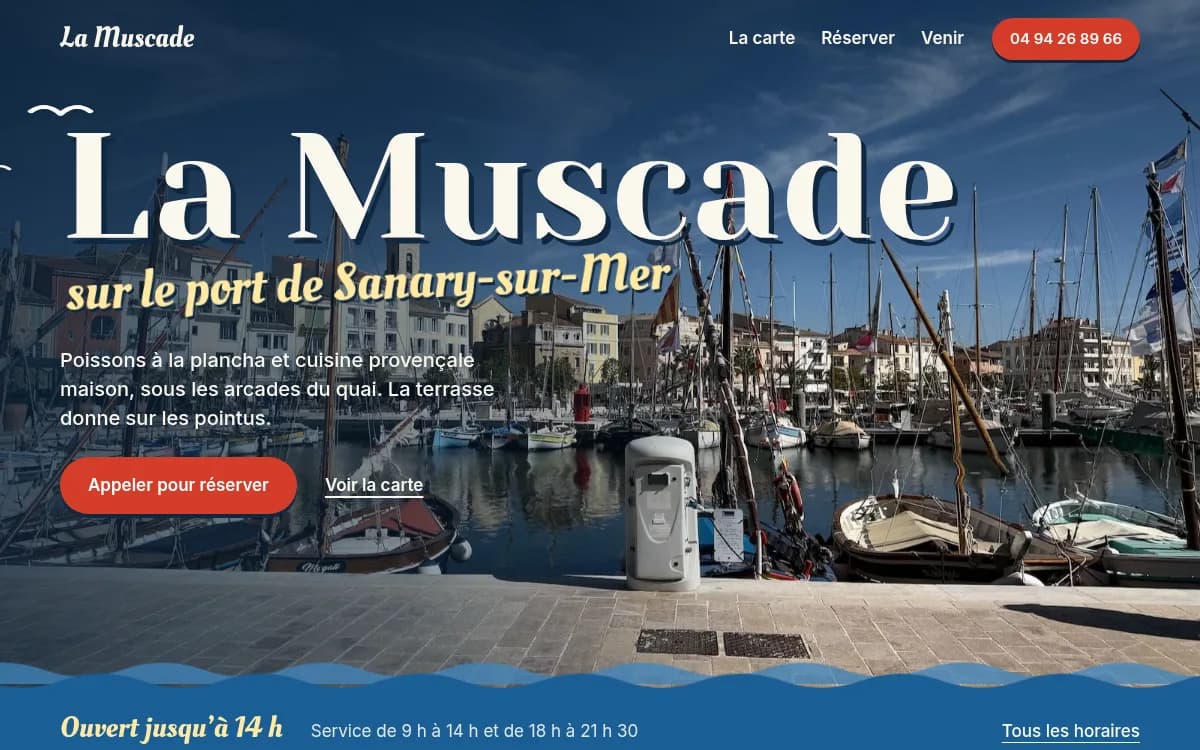 Page d'accueil de La Muscade : photo du port de Sanary-sur-Mer avec le nom du restaurant en lettrage d'affiche